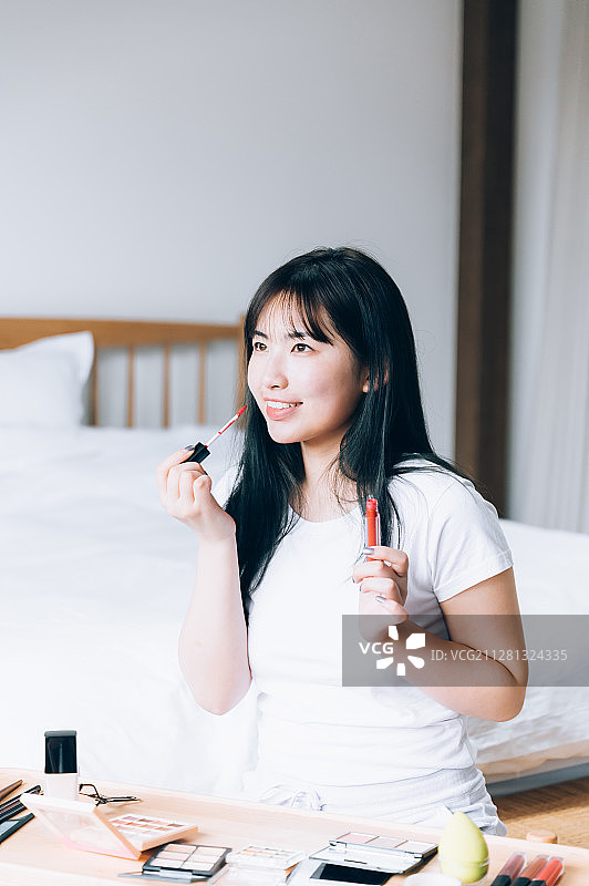 亚洲年轻女孩在家美容化妆图片素材