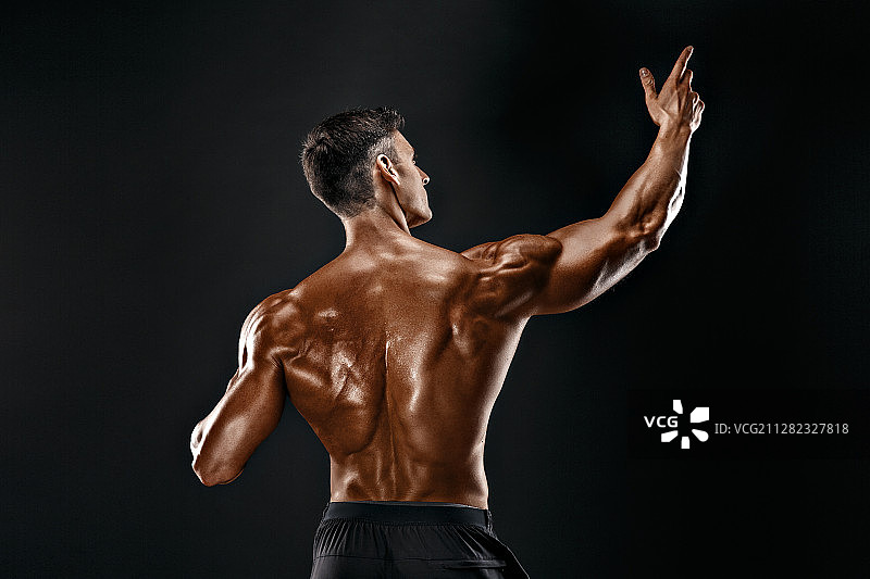 不认识的男人，强壮的肌肉摆姿势手臂向上图片素材