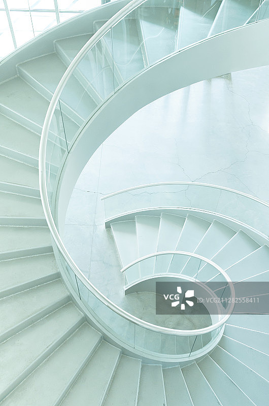 尝试新风格拍摄的旋转楼梯图片素材