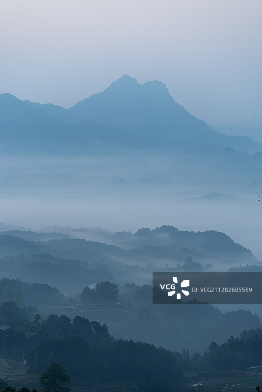 重庆市南川区田园日出云海云雾缭绕树木繁森自然风光图片素材