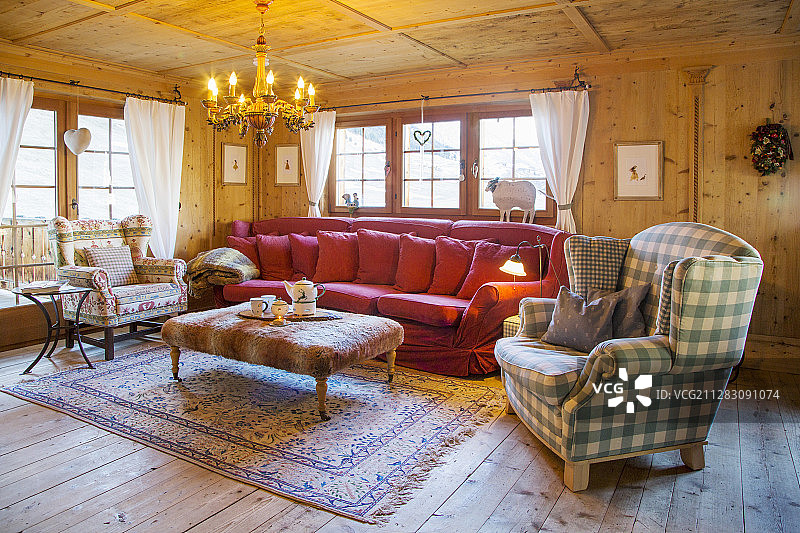 沙发和扶手椅在传统的瑞士农家室内图片素材