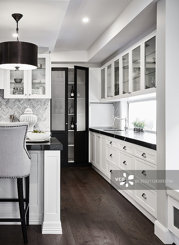 开放式厨房的白色柜台和黑色工作台图片素材