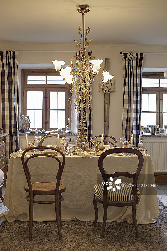桌子为圣诞节设置的米色和金色装饰吊灯图片素材