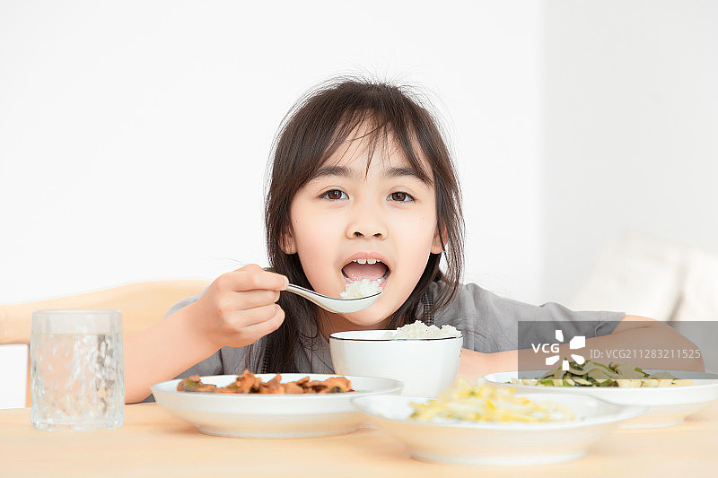 在家里吃午餐的亚洲小女孩图片素材