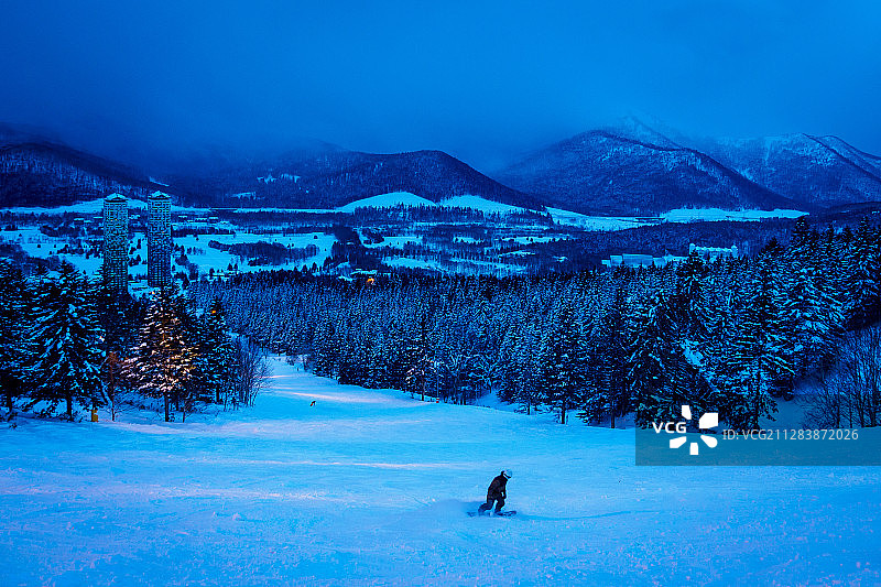 北海道，孤独的滑雪者图片素材