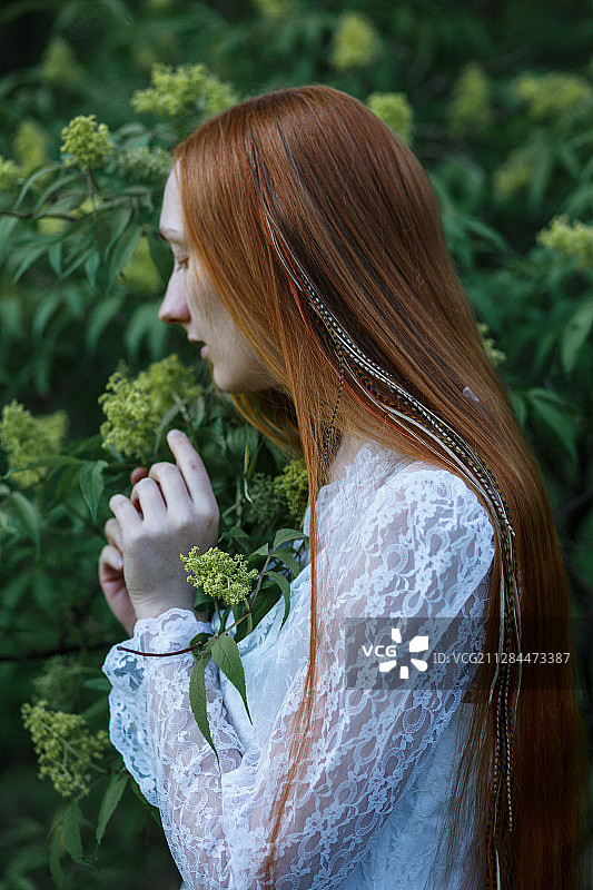 俄罗斯莫斯科红发女人的侧面图图片素材
