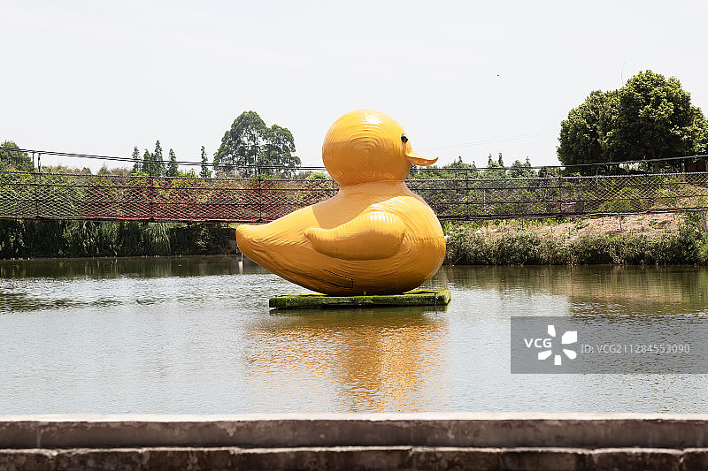 四川成都邛崃市中国酒村大梁酒庄4A景区内湖上的大黄鸭图片素材