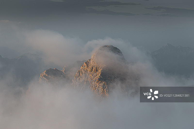 鸟瞰图的山峰在云中，赫鲁斯卡，斯洛文尼亚图片素材