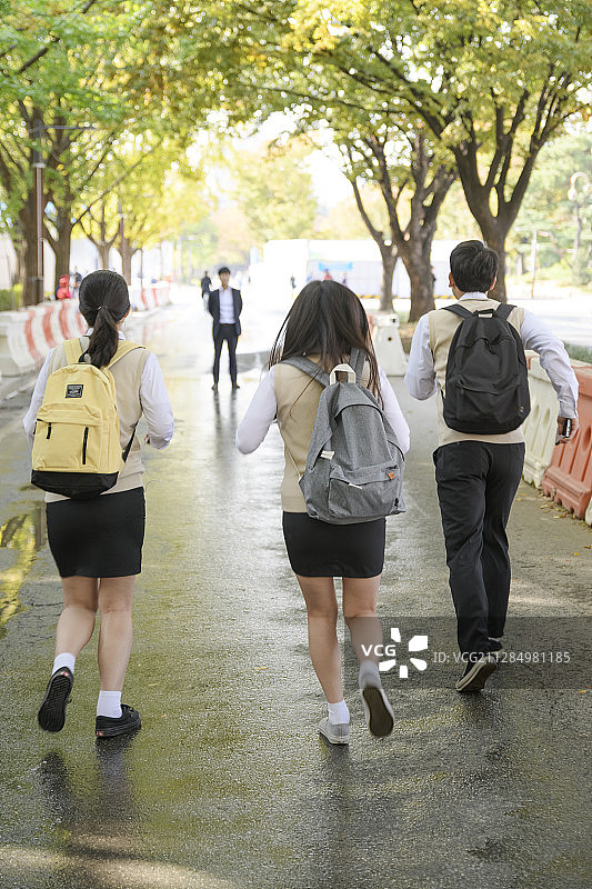 高中学生的日常生活，亚洲青少年学生穿着校服和朋友在大学287图片素材