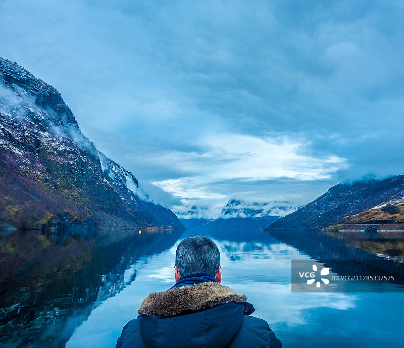 遥望远方雪山的人，奥兰德斯万根，松格峡湾，挪威，维斯特兰图片素材