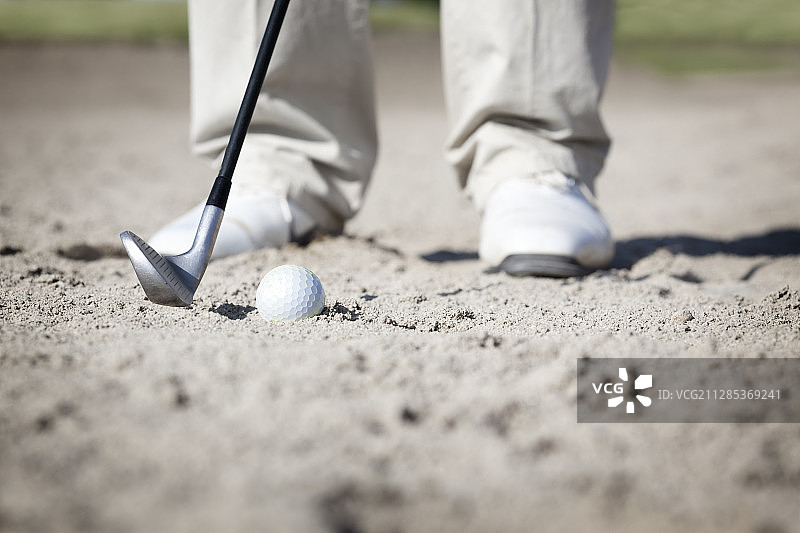 高尔夫球手击球的观点图片素材