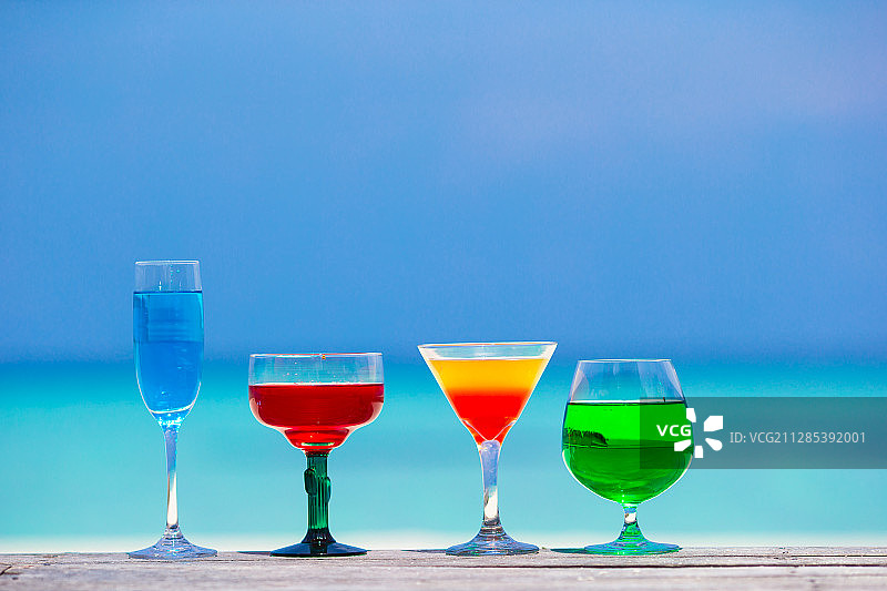 海滩上五颜六色的鸡尾酒图片素材