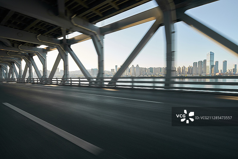 跨海大桥上行驶运动图片素材