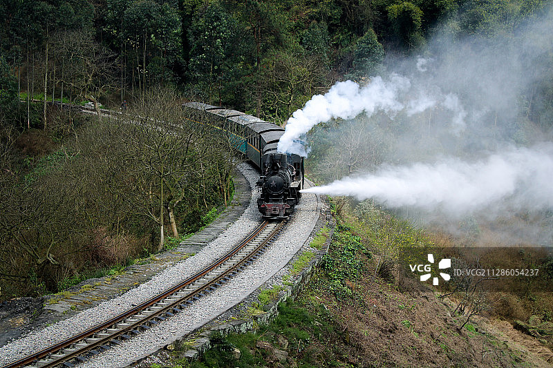缓缓驶来的蒸汽小火车图片素材