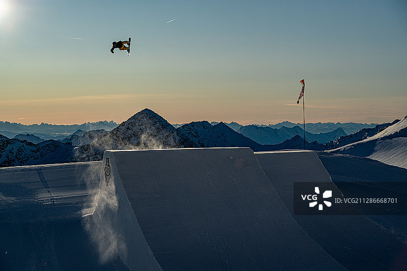 奥林匹克滑雪板在早上的斜坡风格/大的空中训练为冬季奥运会图片素材