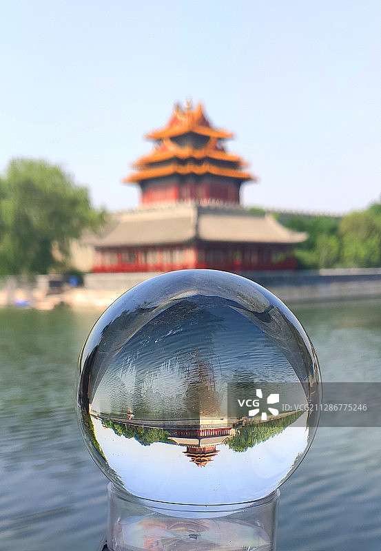 2020年6月6日，北京故宫角楼，透过水晶球，呈现出一幅新颖图片素材