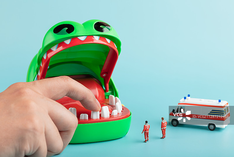 咬手指鳄鱼嘴风险选择救护车与医护图片素材