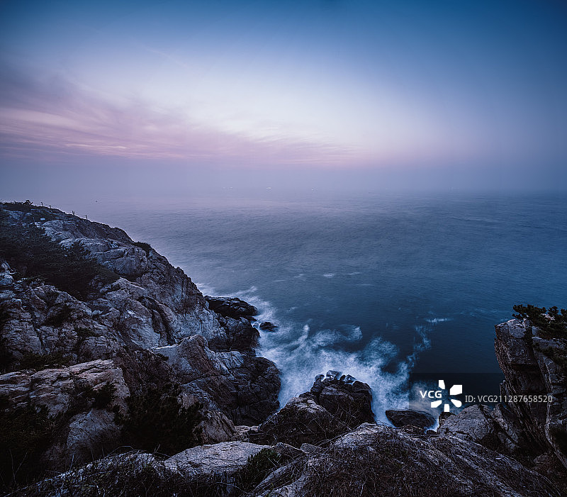 日出时的海边悬崖图片素材