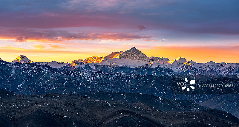 西藏去珠峰途中的一处观景台的雪山日出图片素材