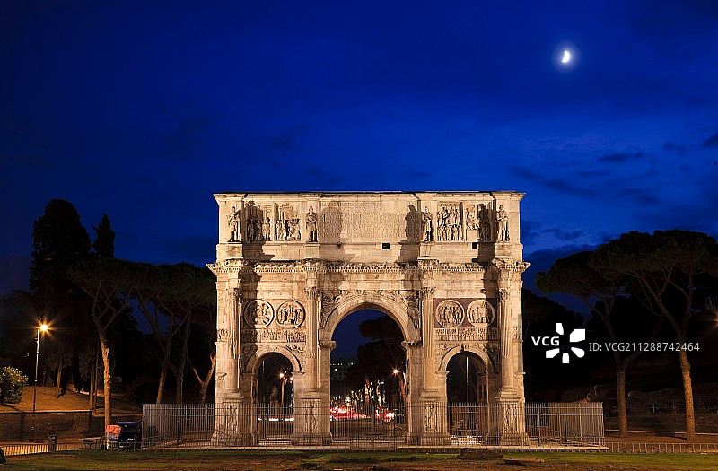 晴朗月夜中的意大利罗马君士坦丁凯旋门图片素材