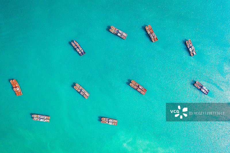 浙江省宁波市奉化休渔期的停在平静碧蓝的海面上的渔船图片素材