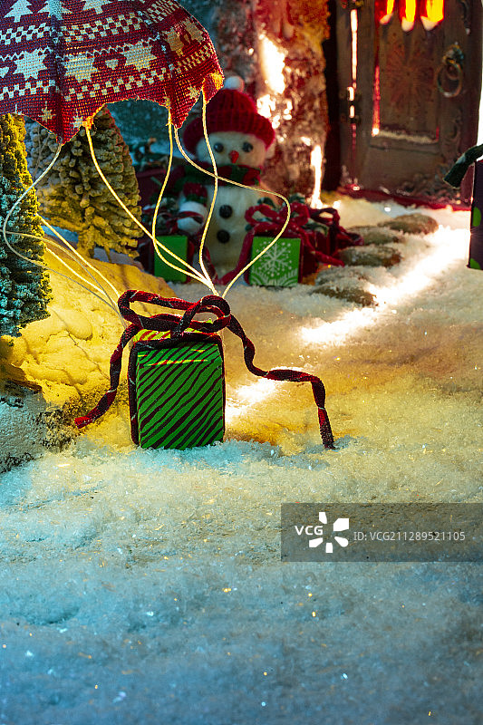 夜晚降落伞和礼物在圣诞老人家门口创意微景观静物图片素材