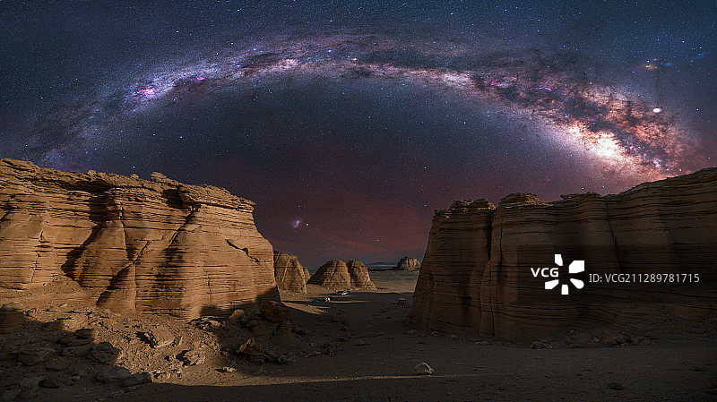 新疆维吾尔自治区哈密市大海道无人区银河星空拱桥风光图片素材