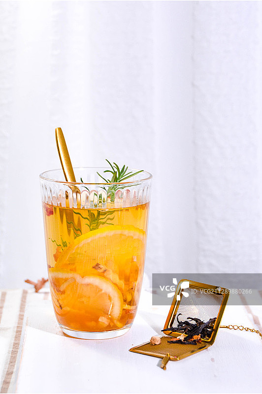 一杯暖暖的蜂蜜柠檬姜茶图片素材