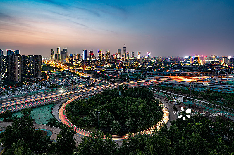 南京河西新城CBD城市夜景建筑公路桥梁车轨图片素材