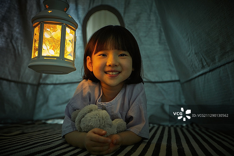孩子，房子，帐篷，灯光，微笑图片素材