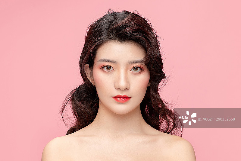 粉色背景里的亚洲美女面部特写 化妆护肤图片素材