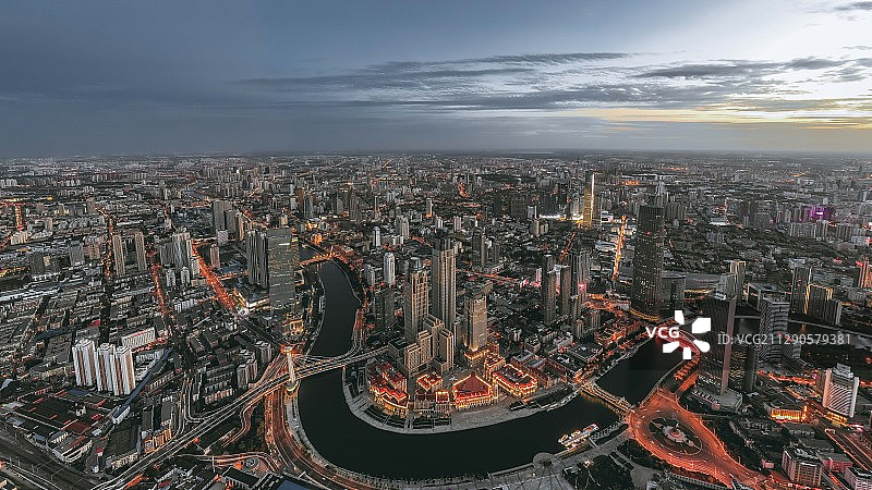 日暮时分下的天津津湾广场灯火璀璨图片素材