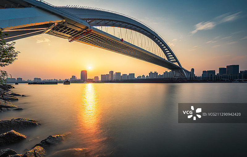 上海市黄浦区卢浦大桥夜日落风光图片素材