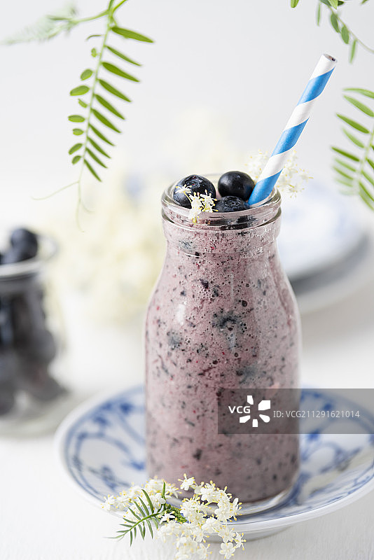加蓝莓和接骨木花的奶昔图片素材