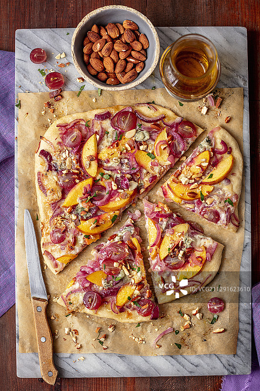 加焦糖洋葱，戈尔根佐拉干酪和油桃的披萨图片素材