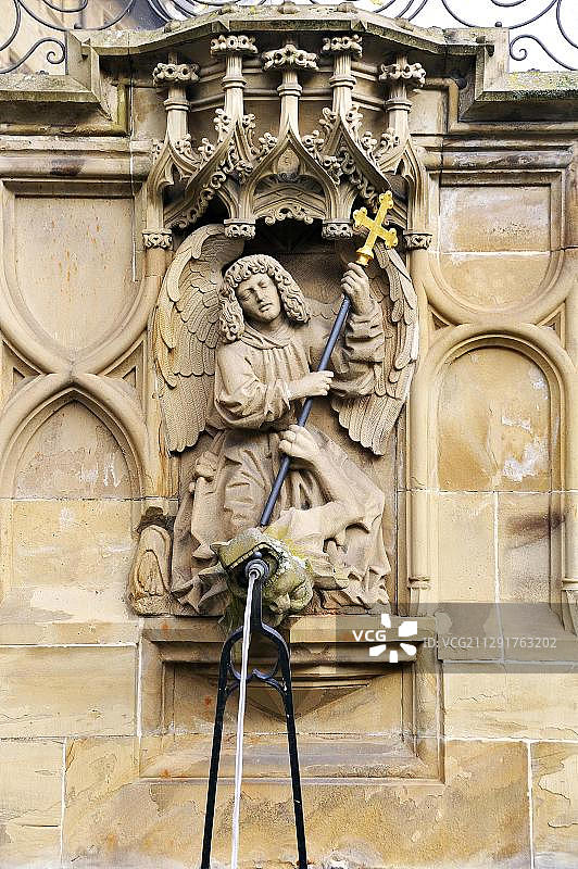 圣米迦勒和龙的高浮雕，作为一个井的形象，在哥特式菲什布伦南喷泉，由Haller雕塑家Hans Beuscher于1509年建造，Marktplatz广场，Schwaebisch大厅，巴登-符腾堡，德国，欧洲，公共地，欧洲图片素材