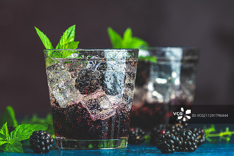 关闭寒冷的夏季浆果饮料与黑莓图片素材