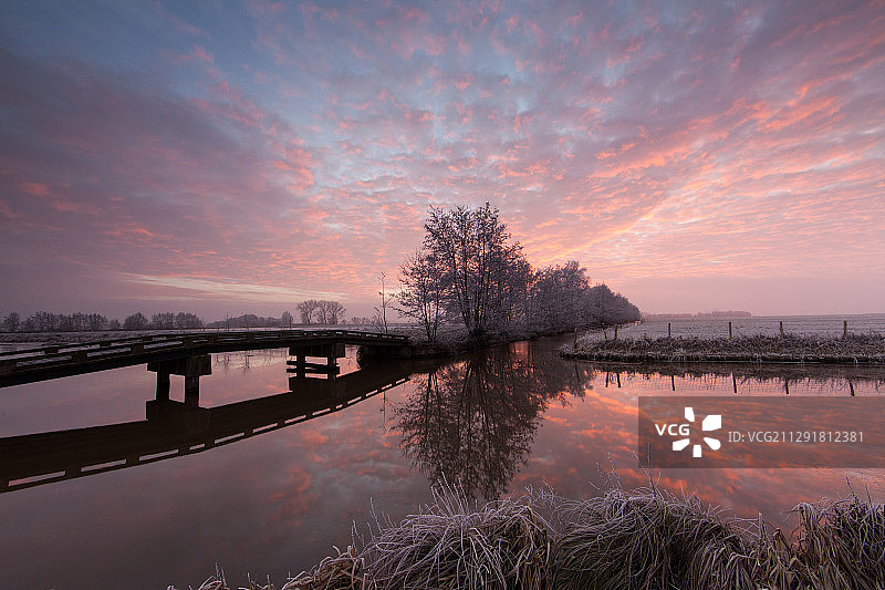 冬天的夕阳反射，纽文，荷兰图片素材