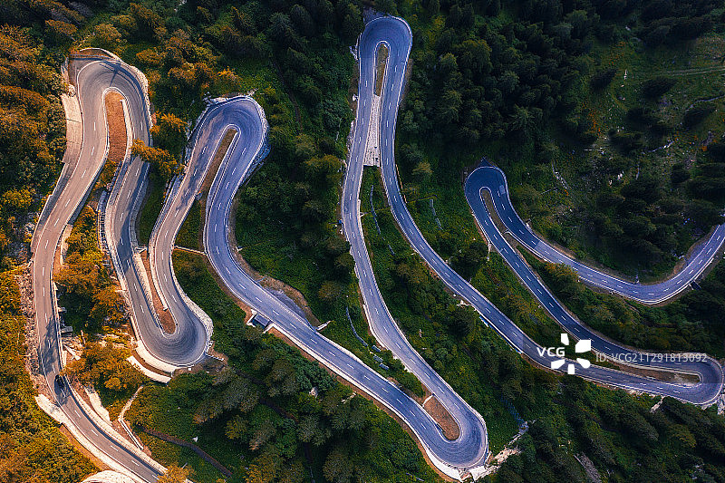 Maloja Pass公路鸟瞰图，瑞士图片素材