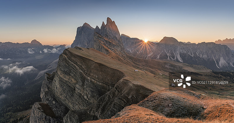 风景优美的山脉和蓝天，意大利Seceda图片素材