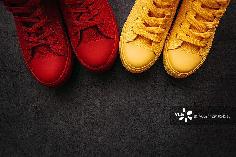两双红黄相间的运动鞋，塞尔维亚诺维萨德图片素材