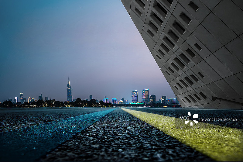 现代城市建筑下的道路平台图片素材