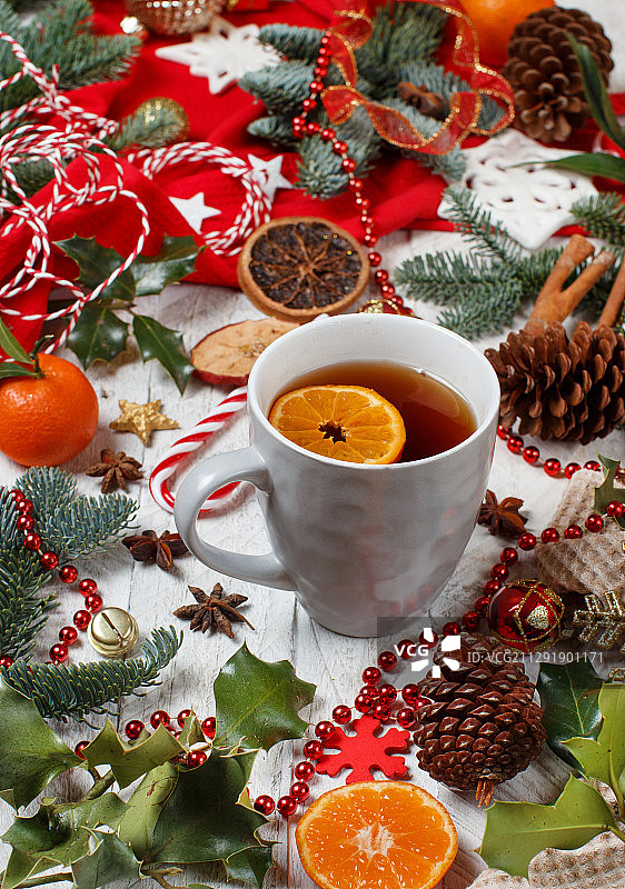 高角度的圣诞装饰品与冷杉树枝和茶杯图片素材
