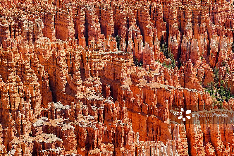 陡峭的橘子山和尖尖的岩石图片素材