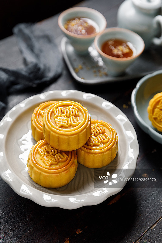中秋节传统糕点流心奶黄月饼图片素材