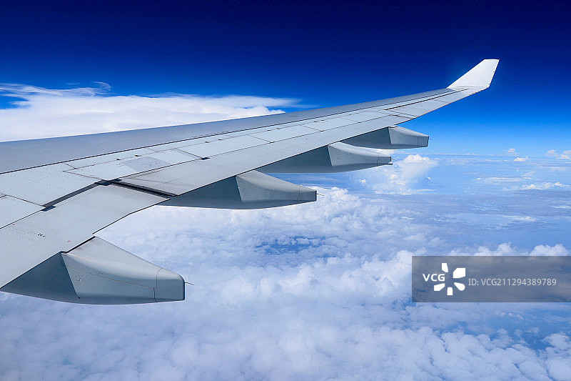 飞行中的航班 机翼图片素材