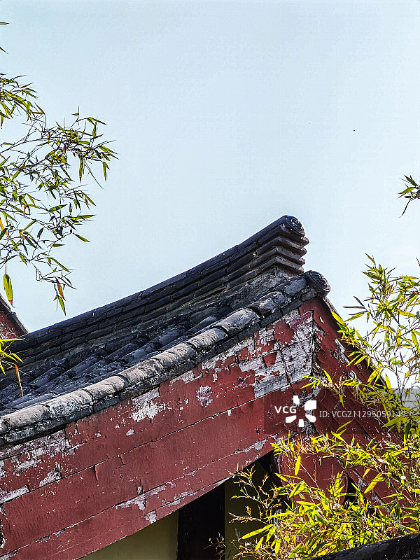 竖构图拍摄西安青龙寺仿唐建筑的光影夏日特写图片素材