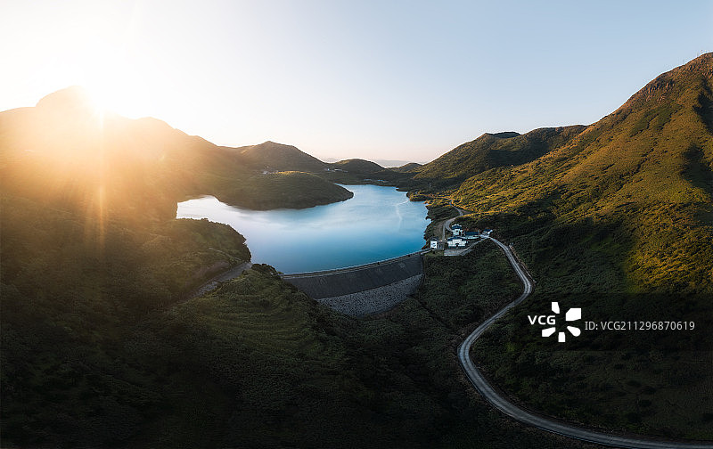 落日阳光下的嵛山岛大天湖全景航拍图图片素材