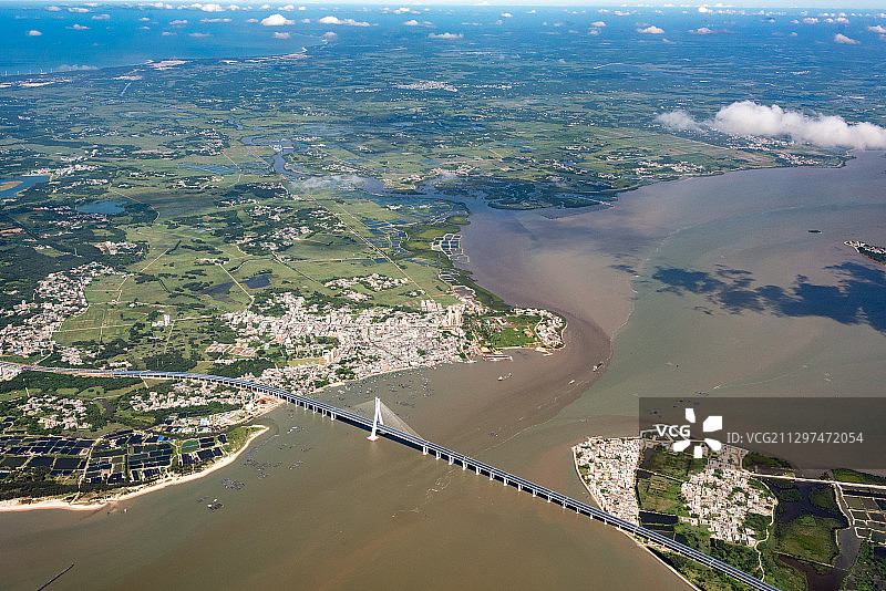空中俯瞰连接海口和文昌的海文大桥图片素材