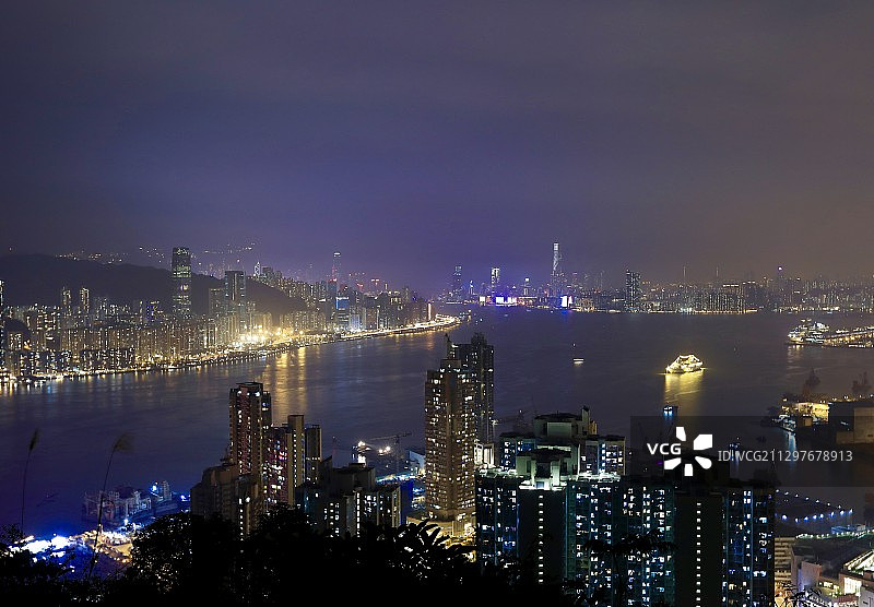 香港九龙夜间灯火通明的城市建筑高角度观图片素材